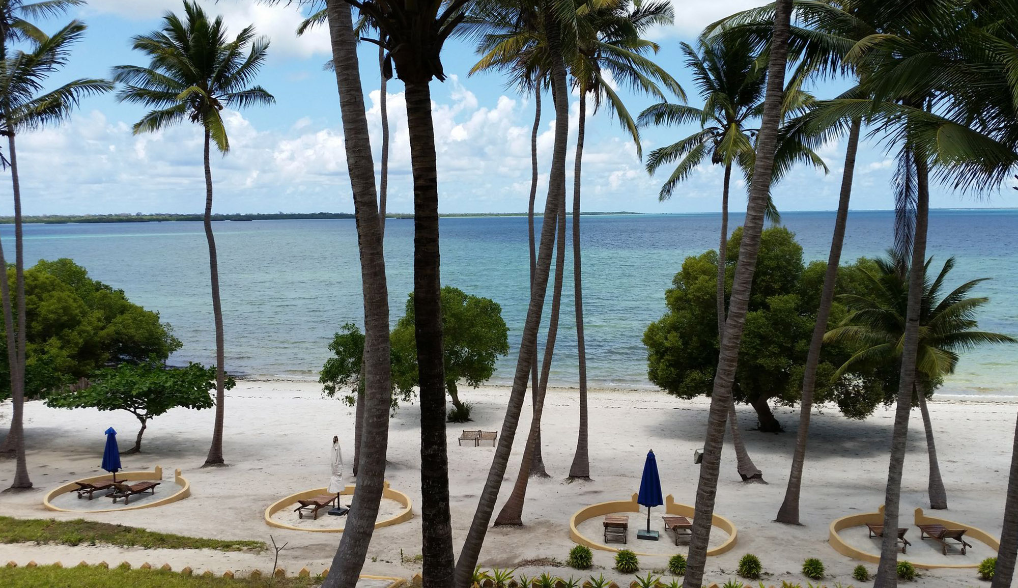 Kinasi Lodge beach